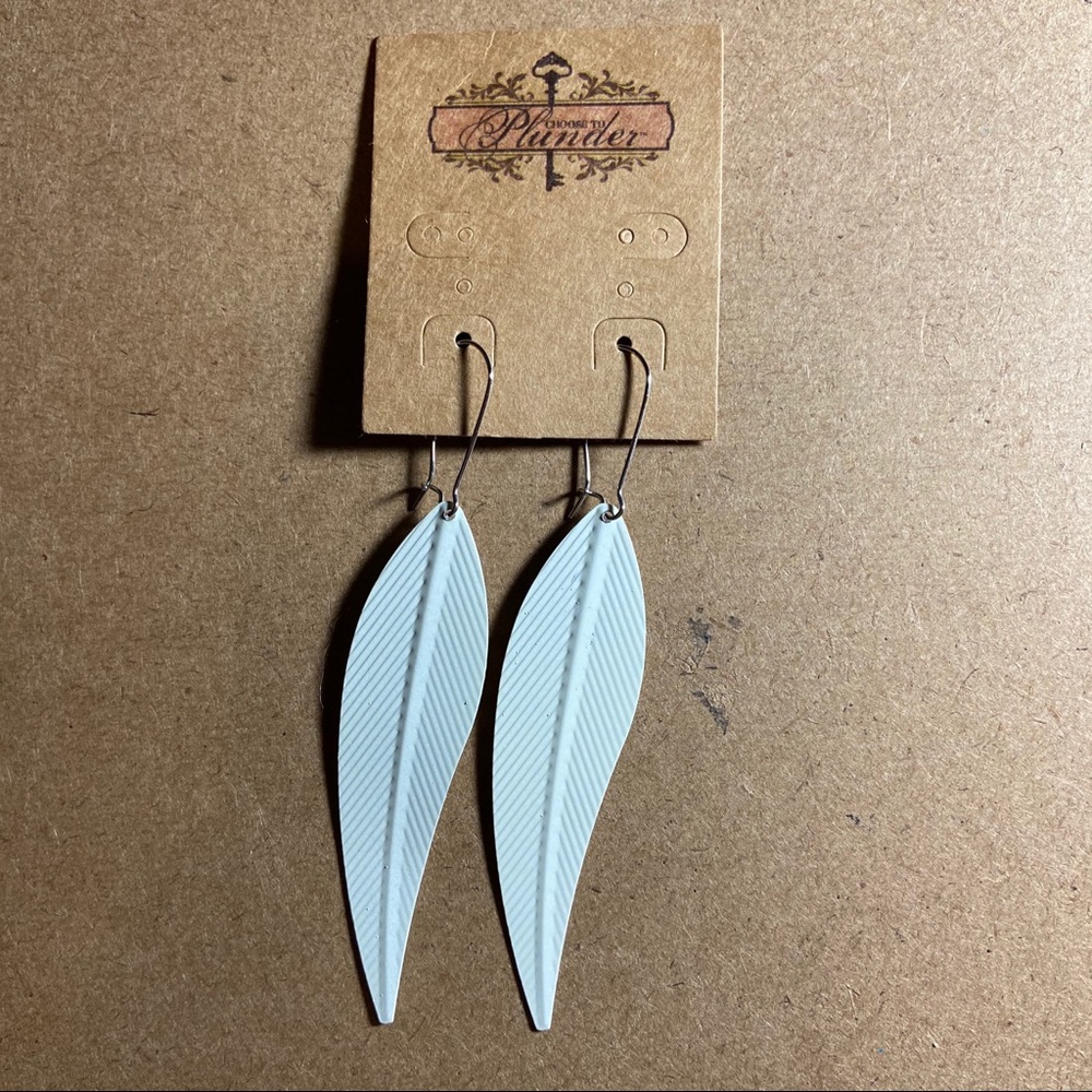Plunder White Feather Earrings
